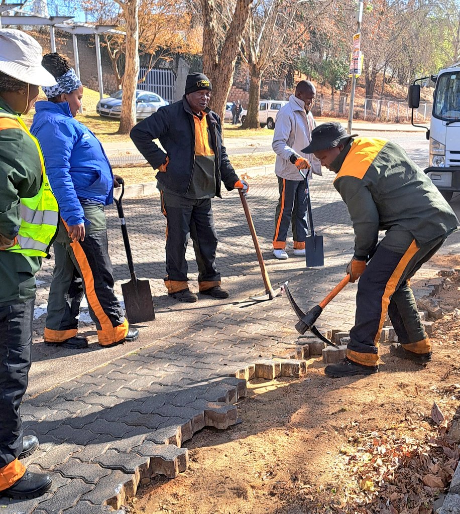 CityofJoburgZA's tweet photo. Top of the morning, Jozi. We are in Doornfontein, #RegionF, where #AcceleratedServiceDelivery is underway. Teams are working hard to do maintainance in the precinct and prepare the area for the Rugby match on August 31st between the @Springboks and @AllBlacks.
#JoburgUpdates #JoburgServices ^LM