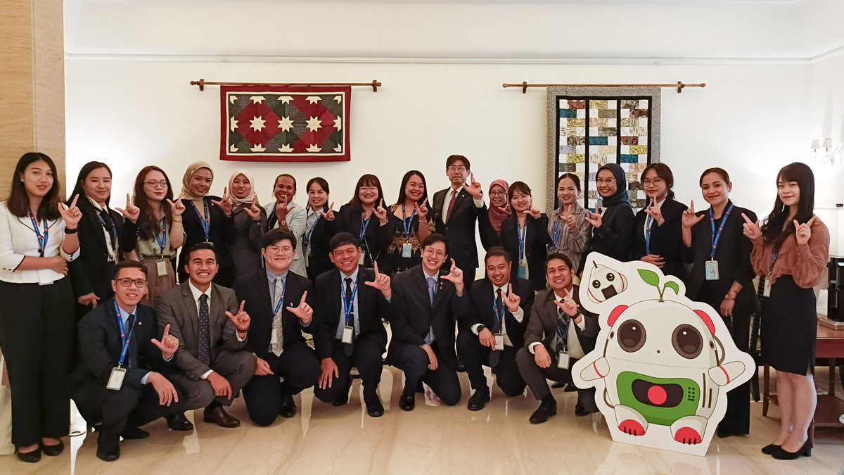 amb_japan_asean's tweet photo. Great discussion with 22 young participants of @ASEAN Junior Fellowship Programme (#AJFP), which 🇯🇵 is pleased to join 🇧🇳 to support from this year. They are committed leaders of ASEAN, co-creating peace and prosperity of the region and the world with 🇯🇵 for the future! https://t.co/K0fCfGE7Go