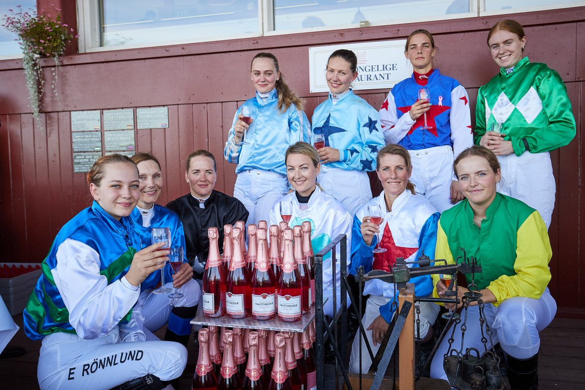 Traditionen tro afholdes <a href="/Taittinger_INTL/">Champagne Taittinger</a> Skandinavisk Ladies Cup på Damernes Dag, hvor den vindende amatør jockey vinder sin egen vægt i Champagne Taittinger Rosé 🥂