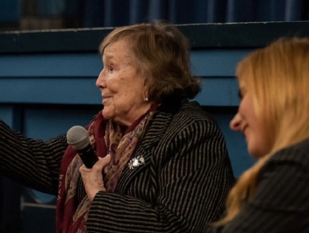 Dentro de una hora entrevistarán a Adela Medrano en <a href="/La_SER/">Cadena SER</a> de Madrid

Podréis escucharnos también a <a href="/maria_runner/">Maria_GarciaH</a> y a mí hablando de la investigación que empezamos en la <a href="/UAM_Madrid/">UAM Autónoma Madrid</a> y que fue creciendo gracias a <a href="/Filmoteca_es/">Filmoteca Española</a> y <a href="/CIMAcineastas/">CIMA - Asociación de Mujeres Cineastas</a>