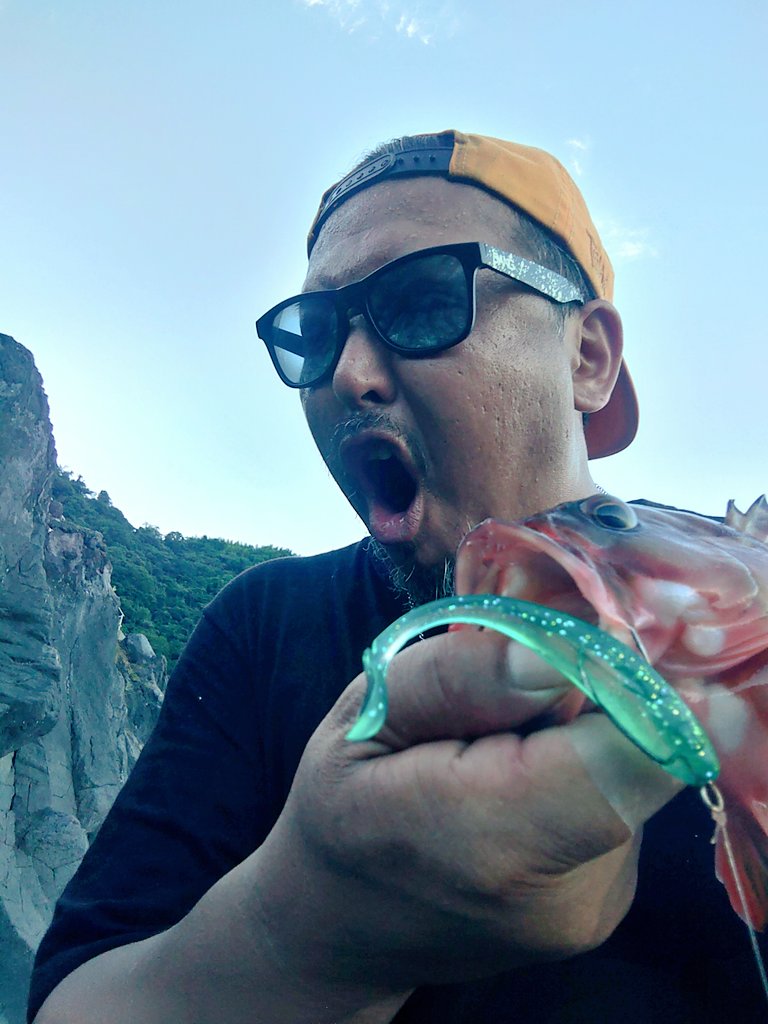 KRO_THE_BQO's tweet photo. 朝はまさかのノーフィッシュ、あきらめ切れずに夕間詰め。
超絶タフコン下で小さいながらも魚を連れて来てくれたのは、やっぱりこの1本・やっぱりこのカラーでした🤗
#INX_label
#スワールテールシャッド
#若魚グリーン https://t.co/I7MyQ9ZK9x