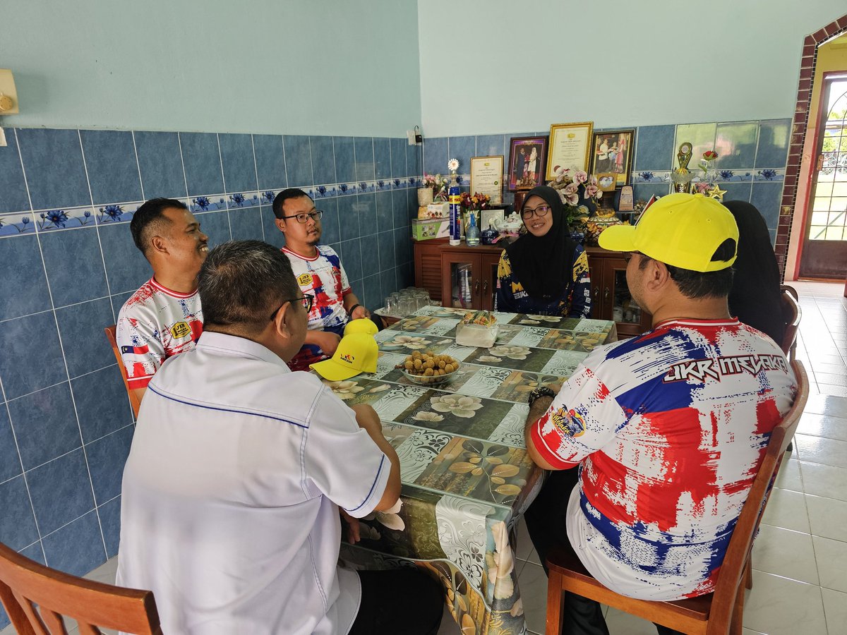 JKRMelaka's tweet photo. Pengarah Kerja Raya Melaka Tuan Ir. Mohamad Salzeli Moktar petang ini meluangkan masa menziarahi Puan Mashayu binti Asen di kediamannya di Duyong. https://t.co/FVbiJUkMBl