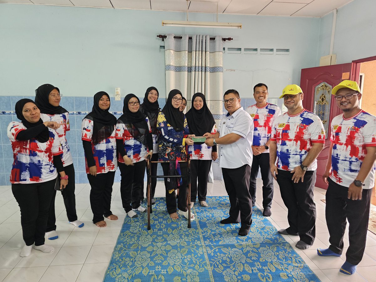 Pengarah Kerja Raya Melaka Tuan Ir. Mohamad Salzeli Moktar petang ini meluangkan masa menziarahi Puan Mashayu binti Asen di kediamannya di Duyong.