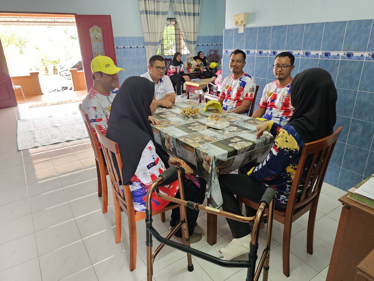 JKRMelaka's tweet photo. Pengarah Kerja Raya Melaka Tuan Ir. Mohamad Salzeli Moktar petang ini meluangkan masa menziarahi Puan Mashayu binti Asen di kediamannya di Duyong. https://t.co/FVbiJUkMBl