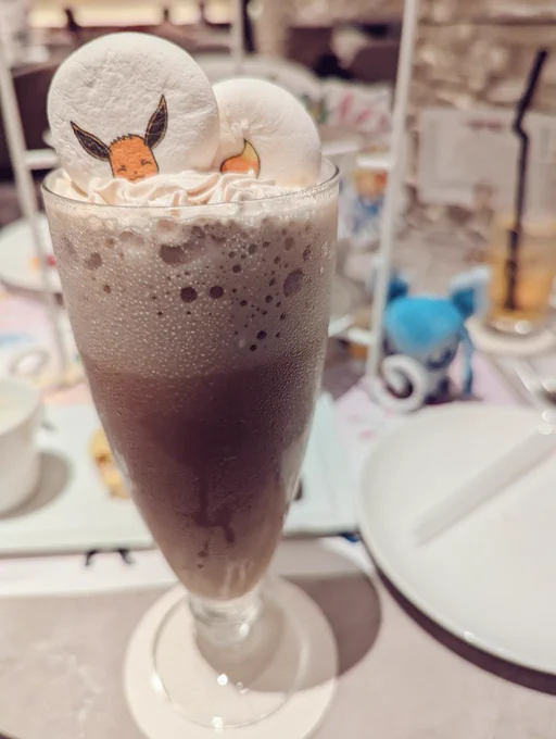 こっちは正当な(?)思い出写真です、ブイズのアフタヌーンティー(人生初!)に行ってきました  フラッペの""力""で3回ぐらい意識を失いかけましたが総評としてはどれも美味しかったし楽しかったです(贔屓じゃなくグレイシアの茶碗蒸しが一番お気に入りでした)4枚目は今日の付き添いで来てくれたぬい達 
