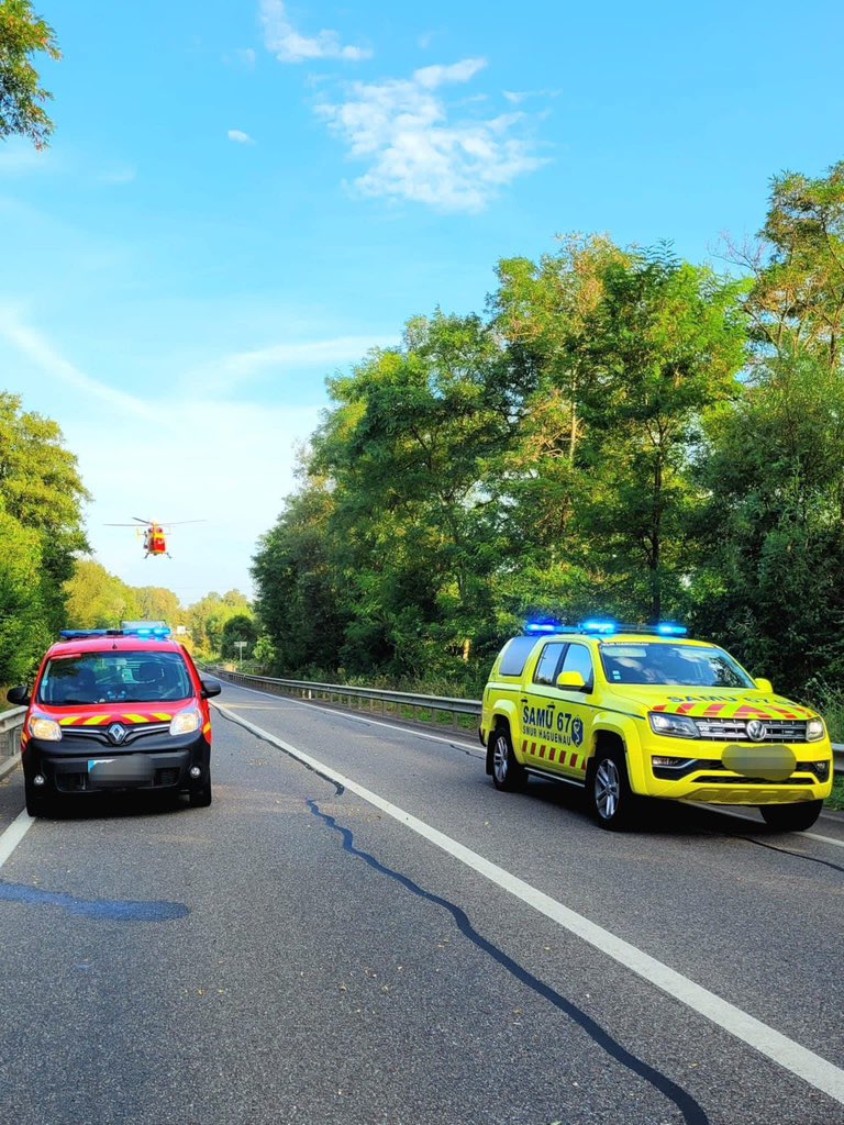 ActuSamu's tweet photo. [ ActuSAMU - Intervention ] : 📍#BasRhin : ❌ Grave #AVP : 3 #UA 🆘 

➡️ Le #SAMU67 📲1️⃣5️⃣ déclenche le #SMUR du Centre Hospitalier de Haguenau 🚑 en renfort de nos partenaires Sapeurs Pompiers du Bas-Rhin 🚒 

🚁 Le renfort du #Dragon67 est aussi sollicité ✅

📸 Marion https://t.co/l9e3Uh58V4