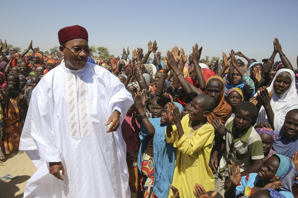 Pour ceux qui l'ignorent, <a href="/IssoufouMhm/">Issoufou Mahamadou</a> a condamné le coup d'État dès le 30 juillet 2023. Son tweet clair et ferme a joué un rôle crucial en évitant une intervention militaire au #Niger. Sa constance et son attachement à la paix sont indiscutables.