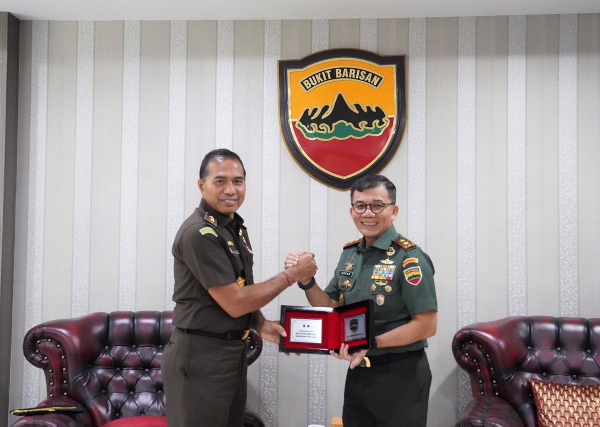 Kodam_1BB's tweet photo. Pangdam I/BB Mayjen TNI Mochammad Hasan Menerima Audiensi Sekretaris Jaksa Agung Muda Pidana Militer (Sesjampidmil) Kejaksaan Agung RI Dr. I Made Suarnawan, S.H., M.H., beserta rombongan bertempat di Ruang Kerja Pangdam I/BB Lt. II Makodam I/BB. (14/8/2024) https://t.co/LltYVQPoMk