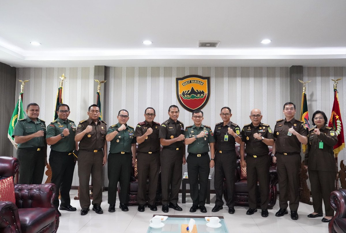 Kodam_1BB's tweet photo. Pangdam I/BB Mayjen TNI Mochammad Hasan Menerima Audiensi Sekretaris Jaksa Agung Muda Pidana Militer (Sesjampidmil) Kejaksaan Agung RI Dr. I Made Suarnawan, S.H., M.H., beserta rombongan bertempat di Ruang Kerja Pangdam I/BB Lt. II Makodam I/BB. (14/8/2024) https://t.co/LltYVQPoMk