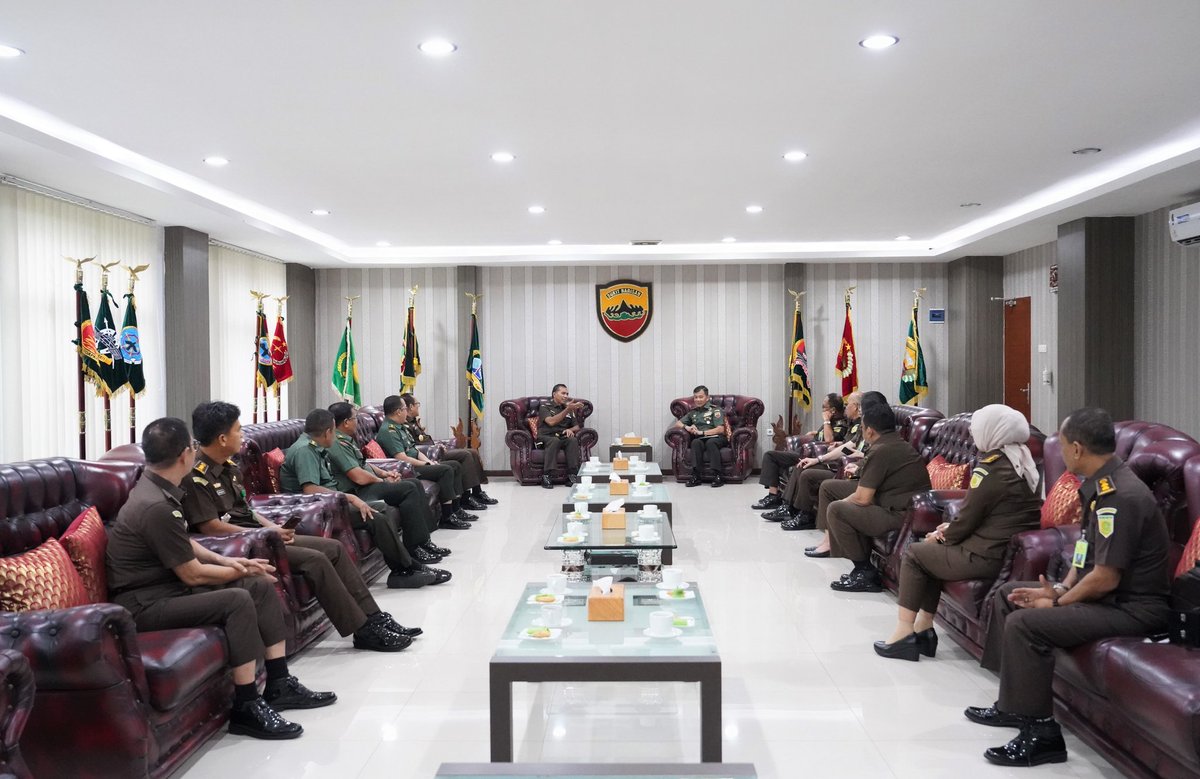 Kodam_1BB's tweet photo. Pangdam I/BB Mayjen TNI Mochammad Hasan Menerima Audiensi Sekretaris Jaksa Agung Muda Pidana Militer (Sesjampidmil) Kejaksaan Agung RI Dr. I Made Suarnawan, S.H., M.H., beserta rombongan bertempat di Ruang Kerja Pangdam I/BB Lt. II Makodam I/BB. (14/8/2024) https://t.co/LltYVQPoMk