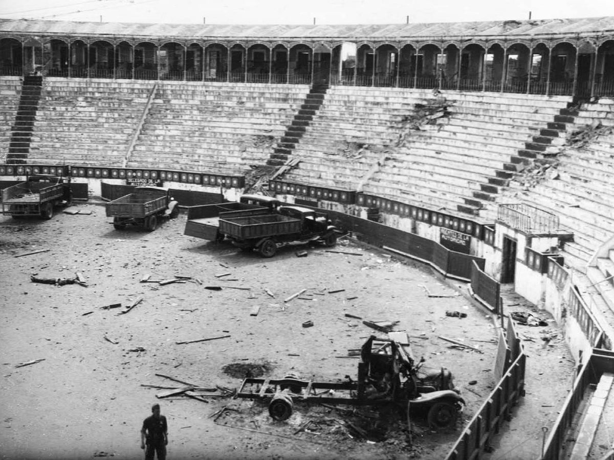 outsidersesp's tweet photo. El 14 de agosto de 1936 el ejército golpista perpetraba la masacre de Badajoz.

Después de tomar el control de la ciudad extremeña y de todo un día marcado por centenares de asesinatos y violaciones, el general Juan Yagüe, que desde entonces pasaría a ser conocido como el carnicero de Badajoz, ordenó concentrar a miles de personas en la plaza de toros.

Una vez llenaron la plaza, los fascistas instalaron focos en los tendidos para iluminar la arena, y esa misma noche, comenzaron las ejecuciones indiscriminadas y sin juicios previos. La mayoría de los cuerpos fueron quemados junto a las tapias del Cementerio de San Juan. También se produjeron fusilamientos en otras zonas de la ciudad. Entre los represaliados se encontraban hombres y mujeres afectos a la República, obreros, campesinos, militares que participaron en la batalla, autoridades locales o simples sospechosos.

El número de víctimas totales, aunque imposible saber exactamente por falta de investigaciones oficiales, se calcula fue cercana de 4.000 personas, en unos hechos calificados por varias asociaciones de derechos humanos como crímenes contra la humanidad.

Demandados como genocidio en 2007, la denuncia ante la Audiencia Nacional no prosperó al encontrarse fallecidos los máximos responsables de la matanza y ser un delito que no estaba tipificado cuando se cometió. Ni el Estado español ni ninguna institución heredera de los asesinos ha pedido jamás perdón ni se ha hecho responsable de una de las matanzas más brutales de la España del siglo XX.

Ni olvido ni perdón.