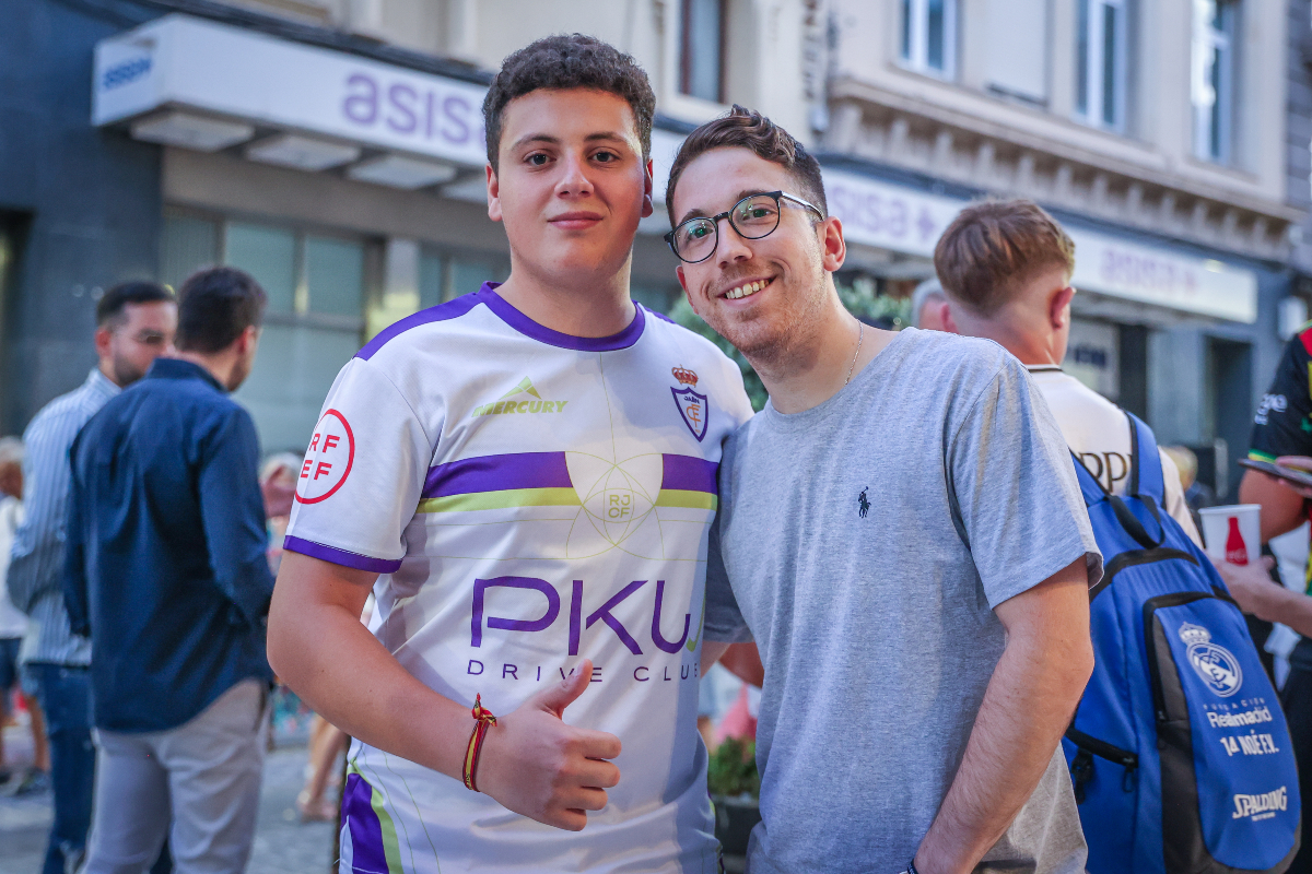 RealJaenCF's tweet photo. Nuestra aficción 💜
#familiarealjaen #102años #aficcion #gracias https://t.co/iR6oKnwRbF
