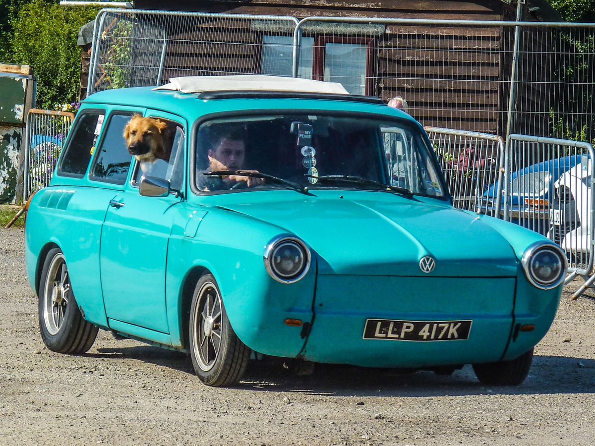 Vinnie 📷 papped 📷 while out and about in his Squareback at the last #runningretros event 
#vwsquareback #vwtype3 #vwsquare #volkswagen #cars #carsofinstagram #dog 
coolairvw.co.uk