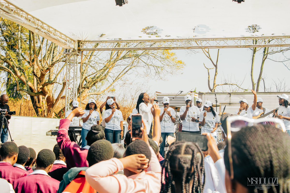 Last weekend <a href="/mmangaliso_g/">Mmangaliso Gumbi-Vena</a> was in Swaziland 🇸🇿 for a great time in fellowship with young students that were hungry for the Lord ❤️🙌🏽 What an encounter! 

Photography: @msholozi_communications 

#livingword #album #debutalbum #mmangaliso #gospel #kokorecordsmusic