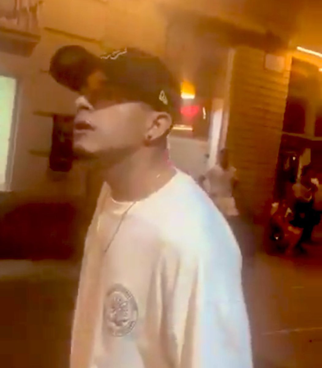 Estas son las caras de dos de los animales que han dado una brutal paliza a un Español en Elche esta noche.

No hagáis virales sus caras por favor.