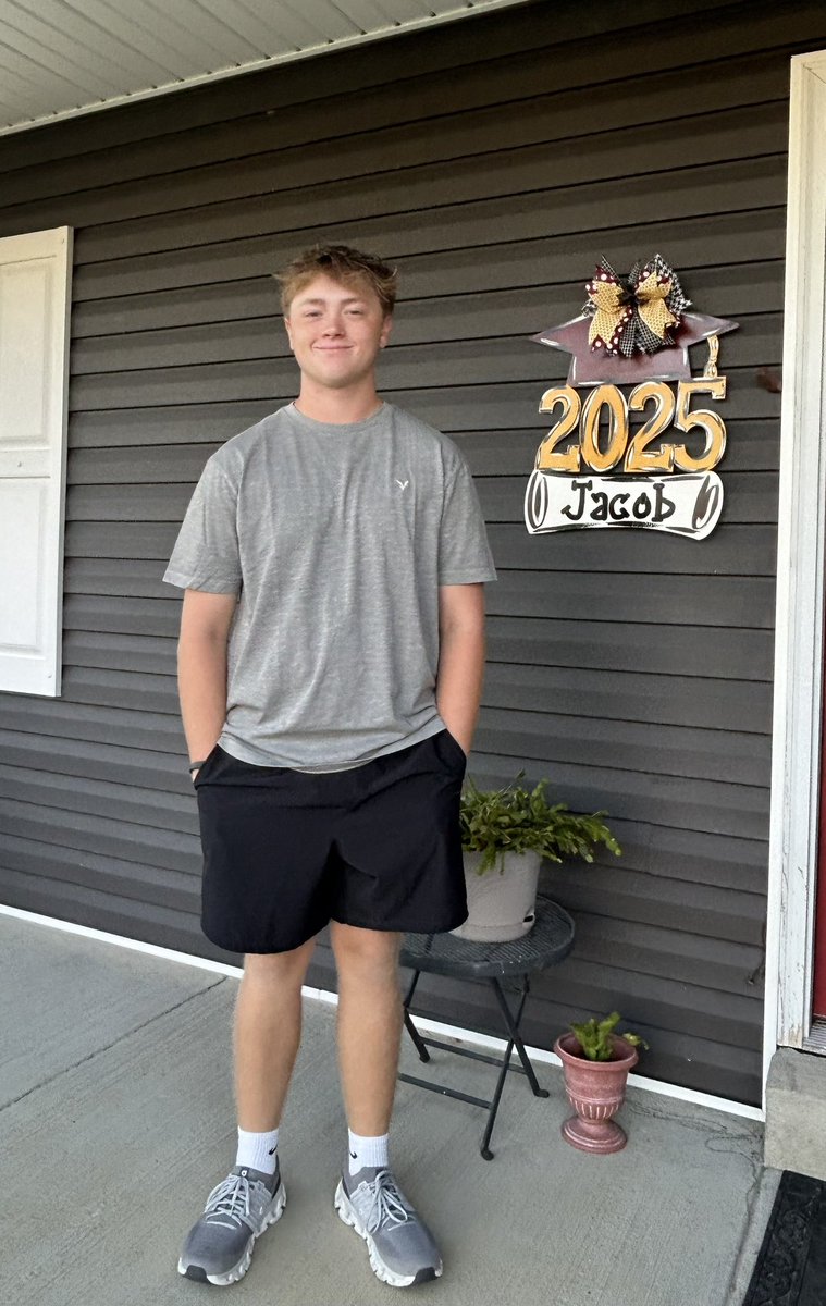 Last first day for this Senior! Class of 2025. 🎓

Go do great things!❤️