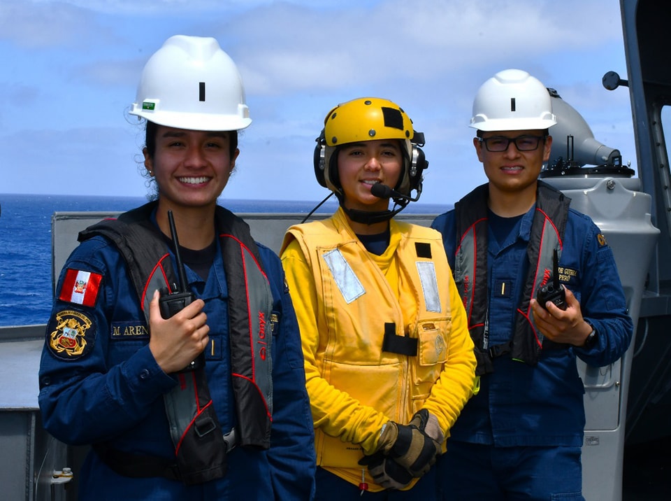 naval_peru's tweet photo. #MGPNoticias Los Alféreces de Fragata, pertenecientes a la promoción 2024 de la Escuela Naval del Perú, Luis Trillo Morales, Andrea Arévalo Cuba y María Pía Arenas Rojas, destacaron a bordo del #BAPPisco durante su participación en el Ejercicio Multinacional #RIMPAC2024. https://t.co/JOOW01nhBC