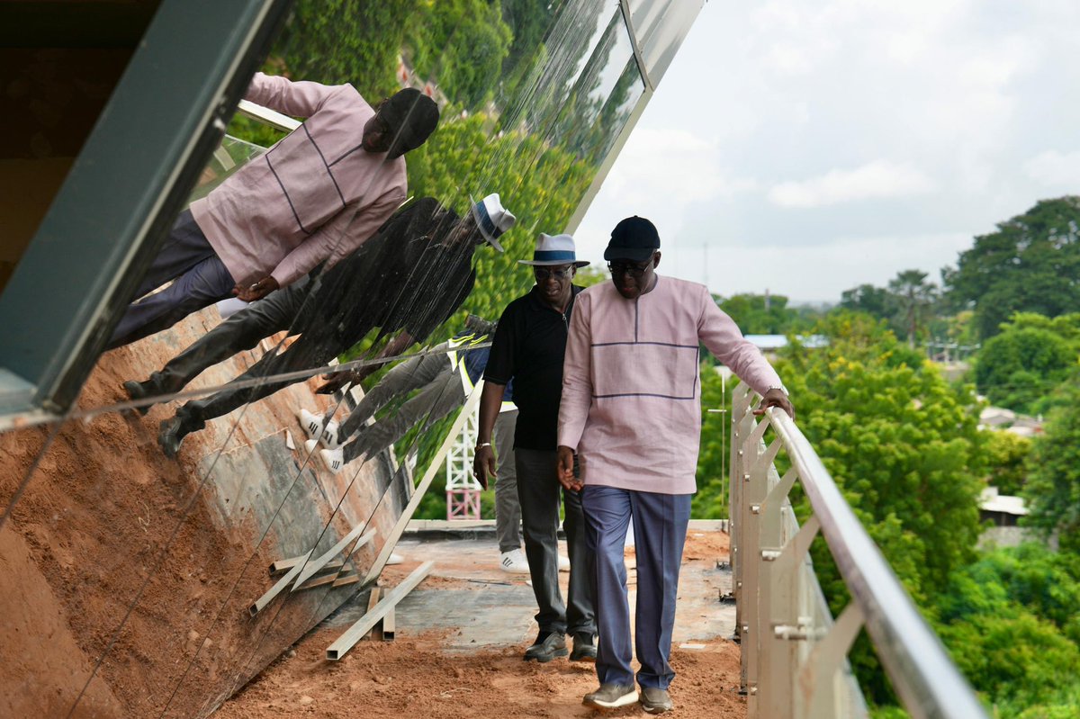 AIBDsa's tweet photo. Le DG de #aibdsa, @bamba_dieye , a visité l'aéroport de Ziguinchor pour évaluer l'avancement des travaux. Il a insisté sur l'urgence de finaliser ce projet stratégique pour faire de la #Casamance une plateforme économique clé du #Sénégal. #Infrastructures #aeroportsregionaux https://t.co/8N5XRSv48T