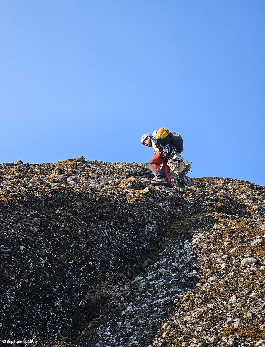 ornithologiki's tweet image. Ο #Ασπροπάρης που γεννήθηκε πριν 2 μήνες στα #Μετέωρα, είναι έτοιμος για το πρώτο -και πιο επικίνδυνο- ταξίδι του στην Αφρική. Ερευνητές της ΟΡΝΙΘΟΛΟΓΙΚΗΣ και στελέχη του ΟΦΥΠΕΚΑ θα παρακολουθούν τον Ίωνα μέσω πομπού και όλοι ευχόμαστε να φτάσει με ασφάλεια στον προορισμό του!