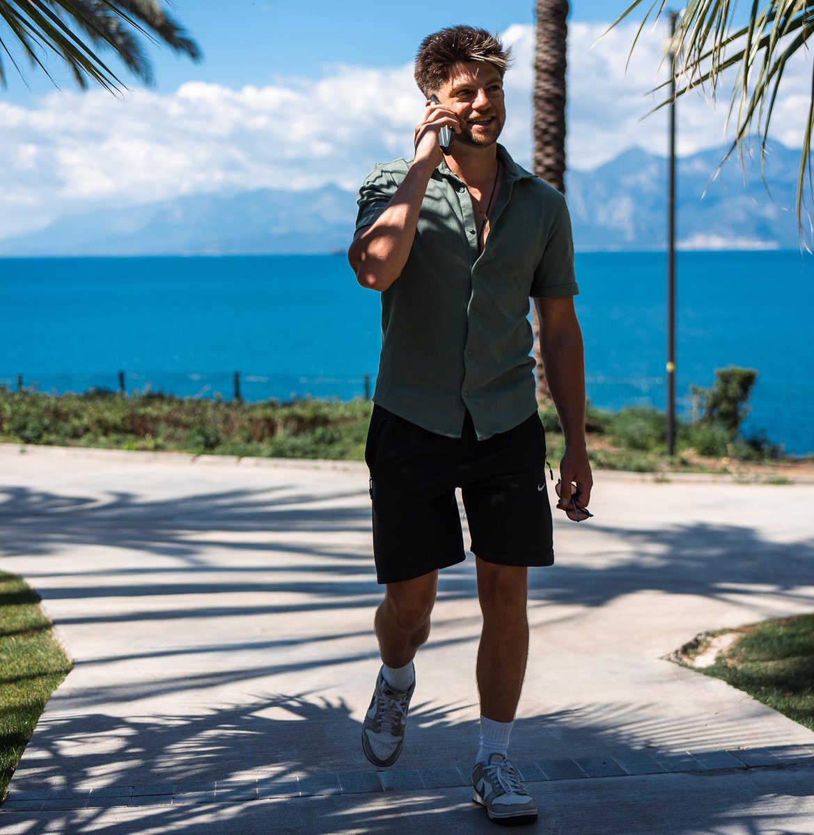 WORK

Doing what you love starts with loving what you do.

Succes comes from actually loving what you do on a day to day basis.
You can grind all day , 24/7 , literally until you faint.

But if you don’t actually enjoy yourself doing it , it will become very hard.