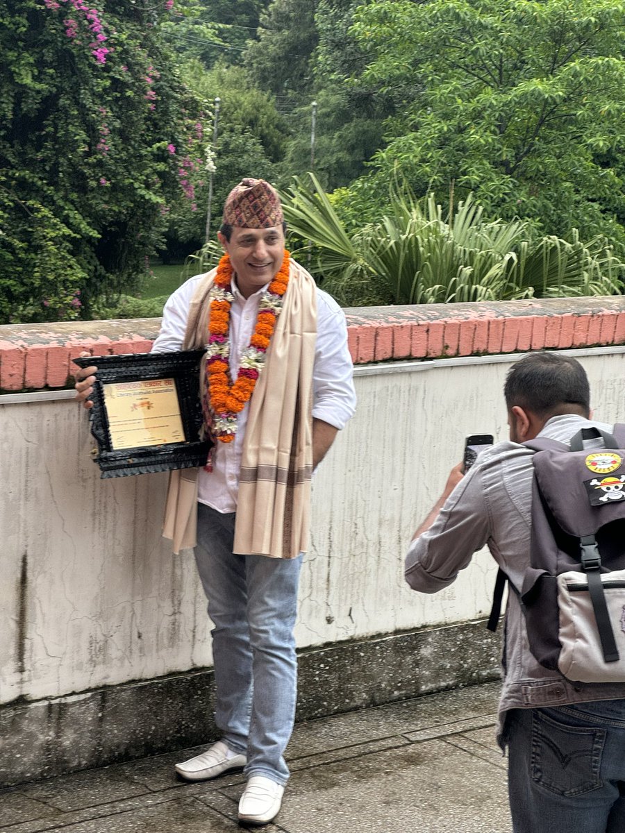 व्यथित काव्य पुरस्कार ग्रहण गरेपछि 
(छोराले मेरो फोटो खिच्दै)