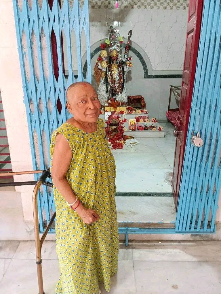 SRKsRouter1's tweet photo. Shibani devi the #SRKFan  left the world after so much suffering on my lap at today. 
Many people said "paiso ke liye maa ko famous kiya", " 3 lac leke ayashi ki" Only we know how a scam took place around us. 
মা তুমি শিবে বিলীন হয়ে শিব হয়ে থেকো🤗
#ShahRukhKhan 
#SRKians https://t.co/lWE8RjyCPk