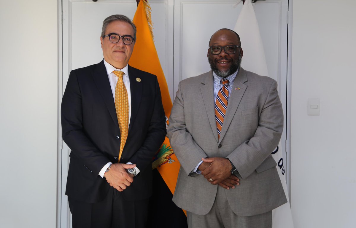 El #EmbArtBrown, junto con el Ministro de <a href="/RecNaturalesEC/">Ministerio de Energía y Minas Ecuador🇪🇨</a>, <a href="/Antonio_GoncalS/">Antonio Goncalves</a>, dialogaron sobre la futura cooperación entre los EE.UU. y el Ecuador en posibles proyectos energéticos y mineros. El Embajador Brown destacó los esfuerzos del gobierno ecuatoriano en temas de desarrollo