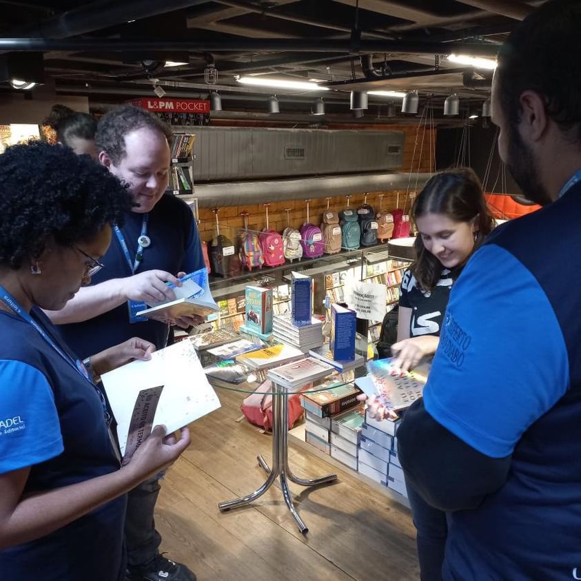 giuliappaim's tweet photo. Conheci os livreiros da Leitura do shopping Nova América, falei com eles sobre Eu Aceito os Termos de Uso e autografei alguns exemplares 🥰 foi bom demais! 💙 https://t.co/FwX6x5YiNi