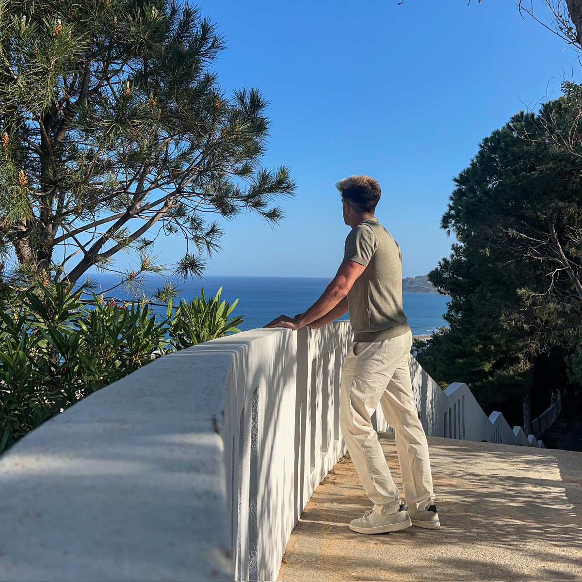 First time traveling alone has brought me some really big insights.
I’ll give you some reasons on why you should do it aswell;

1. You will Defenitly get to know yourself better; 
You’re going to be with your own thoughts and feeling for a