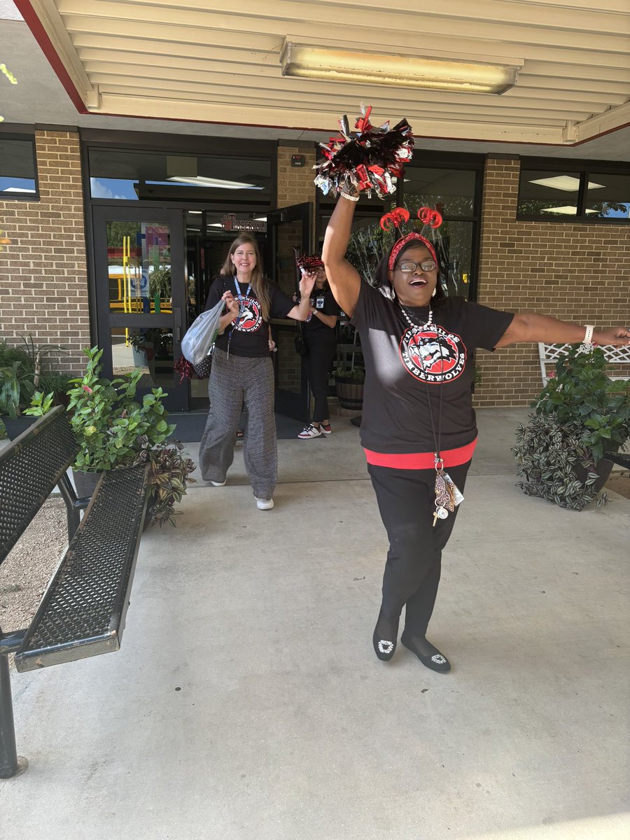 MrsG_Trevino's tweet photo. @NISDTimberwilde is ready to kick off the school year! Convocation here we come!!! #TWShines #EST1980 @arcevalerie1 @NISD https://t.co/DZdwRWuiy3