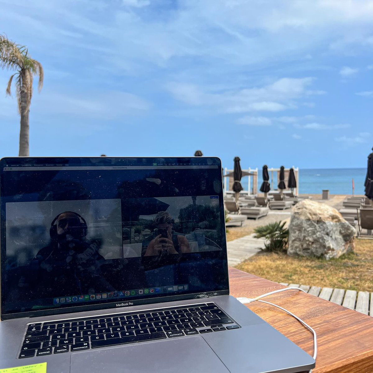 SOLO TRAVEL 🇬🇷 DUMP

Throwback to a few weeks ago, going on my first real solo trip to Greece. I wouldn’t really call it vacation because it has actually become more of a lifestyle. Those are the perks of running an online business Ofcourse.