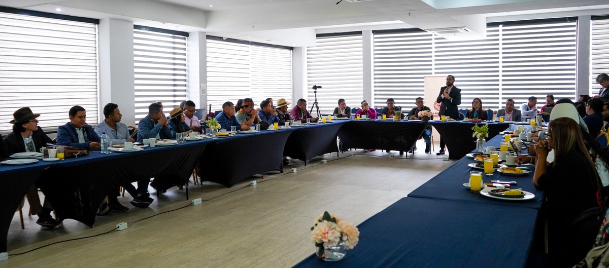 MPCindigena's tweet photo. #InformativoMPC| En compañía del Ministro de Minas y Energía – Andrés Camacho y la Viceministra de Minas – Kelly Johana Rocha inicia la jornada del día de hoy en el marco de la sesión #5-2024. En el espacio de Gobierno a Gobierno tiene el propósito de finalizar las mesa política- técnica en el proceso de la Consulta Previa, Libre e informada de la nueva ley minera.
En el espacio las autoridades le expresan al ministro - que la pervivencia cultural y espiritual de los Pueblos Indígenas se encuentran en riesgo permanente debido a la realización de proyectos o de actividades mineras por multinacionales, empresas, los actores dedicados a la minería ilegal, entre otros, con la permisividad de Estado, todas estas actividades generan desarmonías, conflictos y afectaciones en los territorios y territorialidades indígenas.