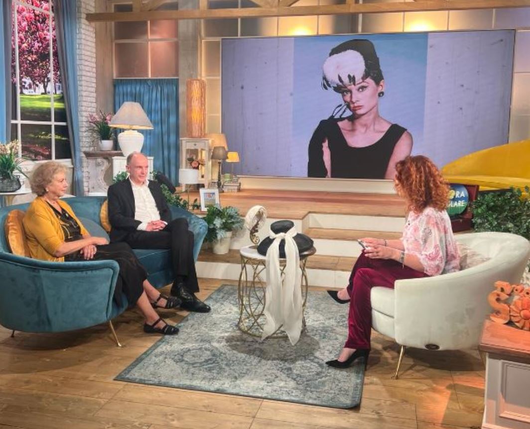Tv2000.it (@tv2000it) on Twitter photo L'<a href="/orasolaretv2000/">L'Ora Solare</a> dedica una puntata al mito di #AudreyHepburn oggi #15agosto ore 12.20 su #TV2000 con ospiti:
🔸<a href="/lucadotti/">Luca Dotti</a>, figlio che Audrey ha avuto con Andrea Dotti
🔸<a href="/DoryGiacchetto/">Dorilys Giacchetto</a>, fumettista
🔸Fabio Melelli, critico cinematografico
🔸Laura Marelli, modista di cappelli L'<a href="/orasolaretv2000/">L'Ora Solare</a> dedica una puntata al mito di #AudreyHepburn oggi #15agosto ore 12.20 su #TV2000 con ospiti:
🔸<a href="/lucadotti/">Luca Dotti</a>, figlio che Audrey ha avuto con Andrea Dotti
🔸<a href="/DoryGiacchetto/">Dorilys Giacchetto</a>, fumettista
🔸Fabio Melelli, critico cinematografico
🔸Laura Marelli, modista di cappelli