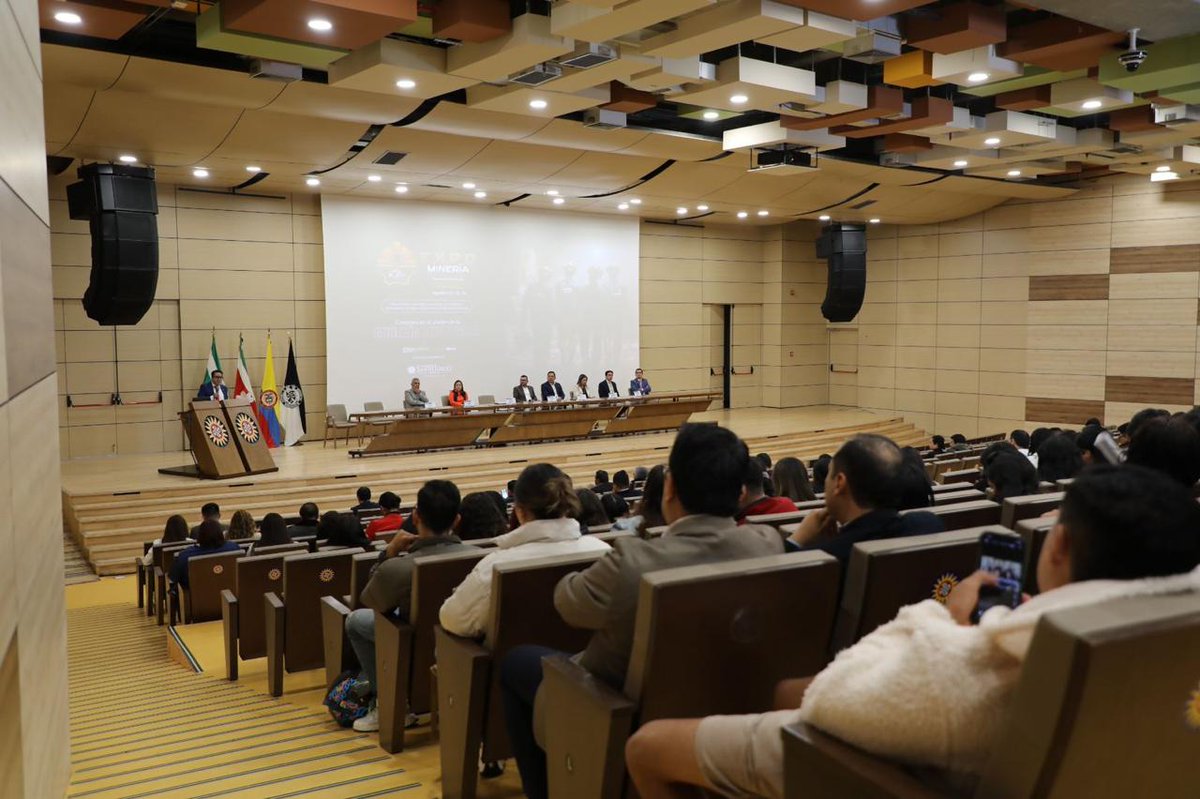ANMColombia's tweet photo. Nuestra vicepresidenta de Contratación y Titulación, Ivonne Jiménez, es una de las invitadas al congreso 'Presente y futuro de la minería en los territorios', en la Universidad @santotomastunja.
#AEstaHora participa en el conversatorio 'Proyectos Normativos para el Sector Minero' https://t.co/hrdlej5Pn4