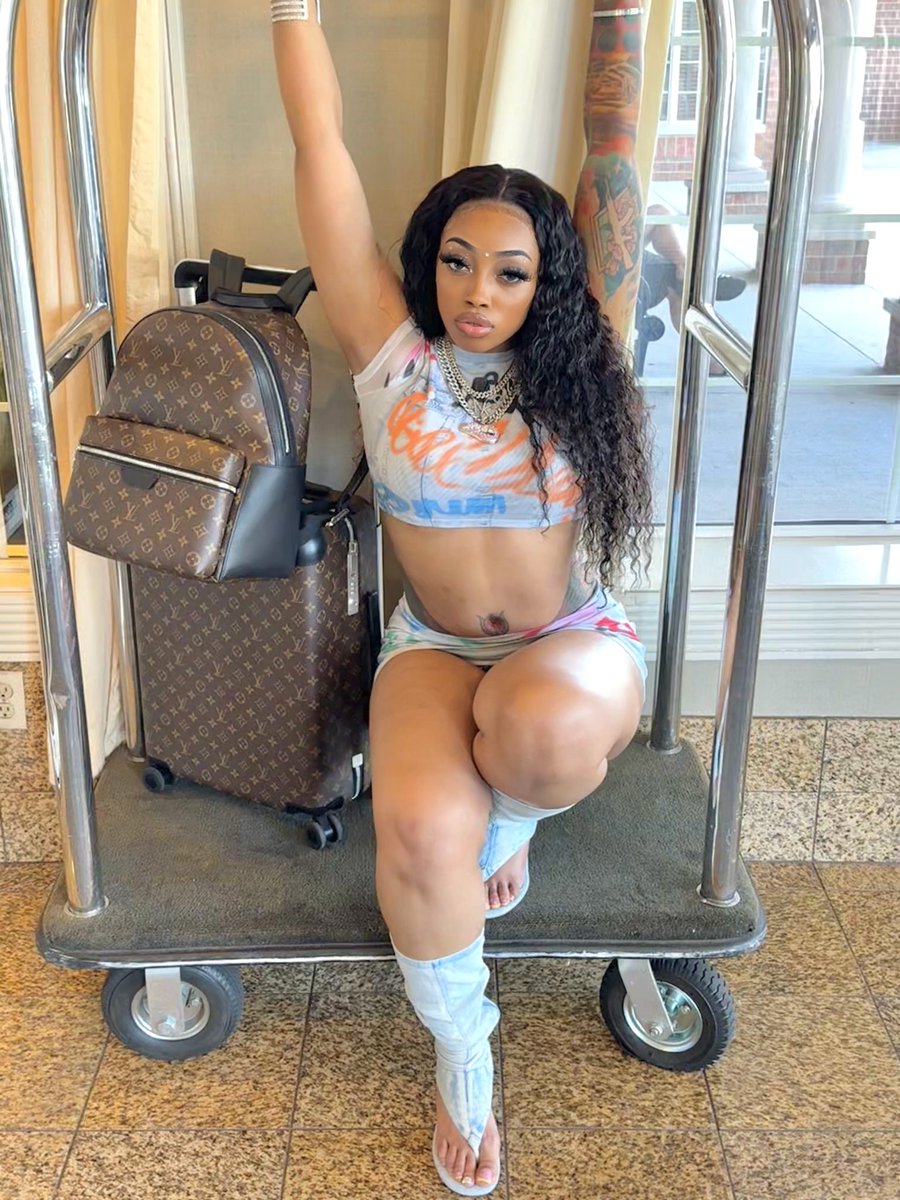 AkSuWrld's tweet photo. ♪ I told em hol on to me tight, I like takin flights .. Do me right don’t do me wrong I can change ya life … ♪🛩️ https://t.co/uw5USUC9DY
