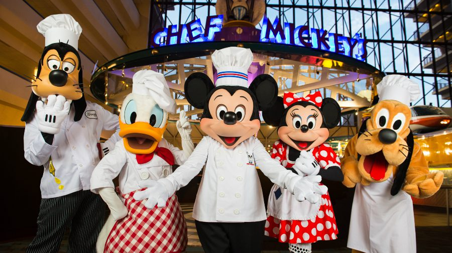 porqueTTarg's tweet photo. "Disney+": 

Porque un hombre demandó a los parques Disney porque su esposa perdió la vida tras probar una comida que le causó una alergia. La defensa invalidó su denuncia porque está suscrito a Disney+ y, al firmar las condiciones, aceptó que no puede hacer juicio por ningún motivo.
