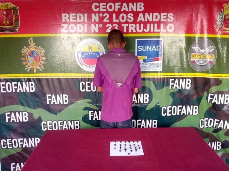 dhernandezlarez's tweet photo. Efectivos de la #FANB efectuaron la aprehensión de un ciudadano identificado como Jean Carlos Utrilla Coronado, C.I.V- 19.643.136, a quien se le incautaron Veintitrés (23) envoltorios de Cocaína, en el Sector Centro de la parroquia Mercedes Díaz, municipio Valera, estado Trujillo.

Venezuela es un Estado democrático de derecho y de justicia, en el cual se lucha a diario contra el tráfico ilegal de sustancias psicotrópicas y estupefacientes. Esas no son costumbres nacionales. No seremos plataforma, no somos sembradores ni consumidores. Procedimiento a orden del Ministerio Público.

#IntegrarEsVencer