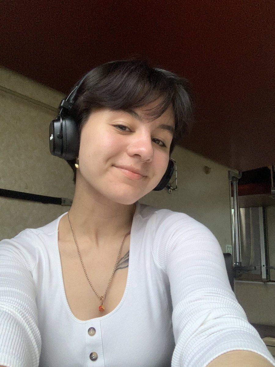 там щось занадто багато коментарів набралося, тому:
- я не лиса (поки);
- мені 21 (добре, 28 жовтня буде 22, розкрили);
- мені в 32 градуси може бути жарко;

(кому там треба тролів поблочити, запрошую у реплаї у твіті)
