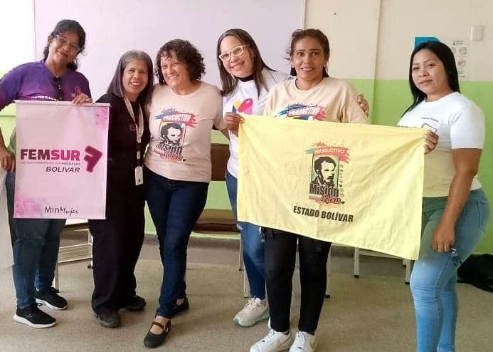 BolivarRibas's tweet photo. Entérate || Mujeres de @BolivarRibas integradas al vertice 2 de la "Gran Misión Venezuela Mujer" participaron en el primer encuentro temático denominado "Guerra de 5ta Generación" que contó con la ponencia de Beatriz Martinez
@NicolasMaduro 
@PoetaLaya https://t.co/PcJQf2Njns