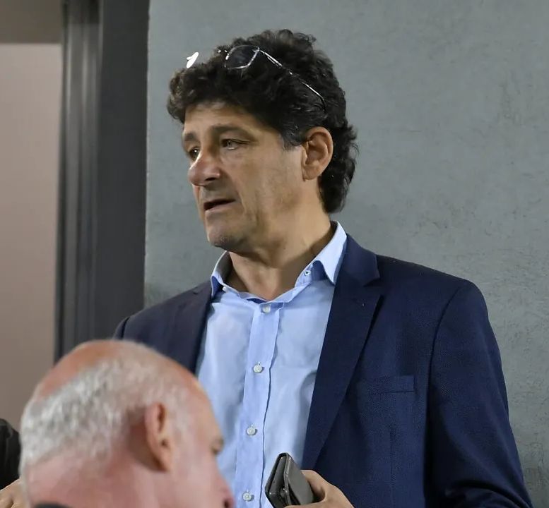 loodioblak's tweet photo. Vuk Drašković je za TV Ratkovica izjavio da  ne bi podržao eventualnu kandidaturu Šolaka  za predsednika ni kad bi mu uplatio 2 350 000 (bez PDV-a) eura na račun u Švajcarskoj broj CH9300882011623852 do petka popodne, ali da je uvek spreman na dijalog o budućnosti Srbije. https://t.co/d7Kui85BgQ