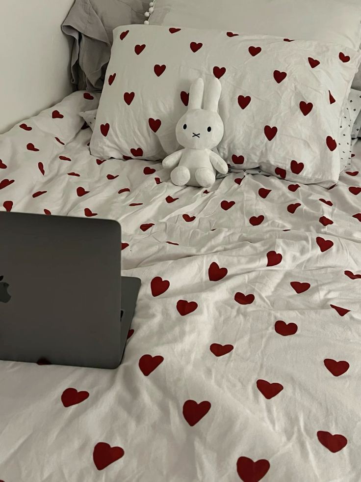 sólo soy una chica que quiere en esta vida sábanas de corazones