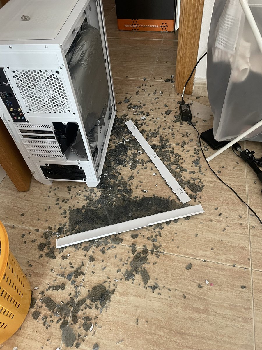 PaolaPinar's tweet image. Dos meses sin PC, dos envíos a reparación. En el primero el transporte me daña la mitad de los componentes, me los cambian pero no revisan la caja. Me llega con el cristal templado roto que al cogerlo explota en mis manos. Al limpiar todos los cristales y encenderlo descubro que