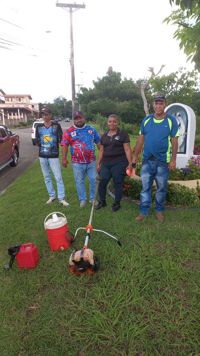 Lo bueno también se publica. Luego de AÑOS abandonados, llegó un representante que nos ayuda a limpiar nuestras áreas, dándonos mayor seguridad, evitar criaderos de mosquitos y roedores. Sigan así!!! <a href="/amedlamela/">Amed A. Rojas Lamela</a> GRACIAS!!!