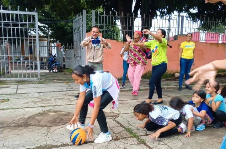 geminismg's tweet photo. Estamos de fiesta en todos los estados del país. Como un equipo del Buen Gobierno del Pdte. Nicolás Maduro, nos encontramos activos/as en nuestras instituciones educativas para promover la paz, el aprendizaje y la diversión. 
 
#14Ago
#HastaProntoX
#sergetti 
#FidelPorSiempre https://t.co/9uInNalFI1