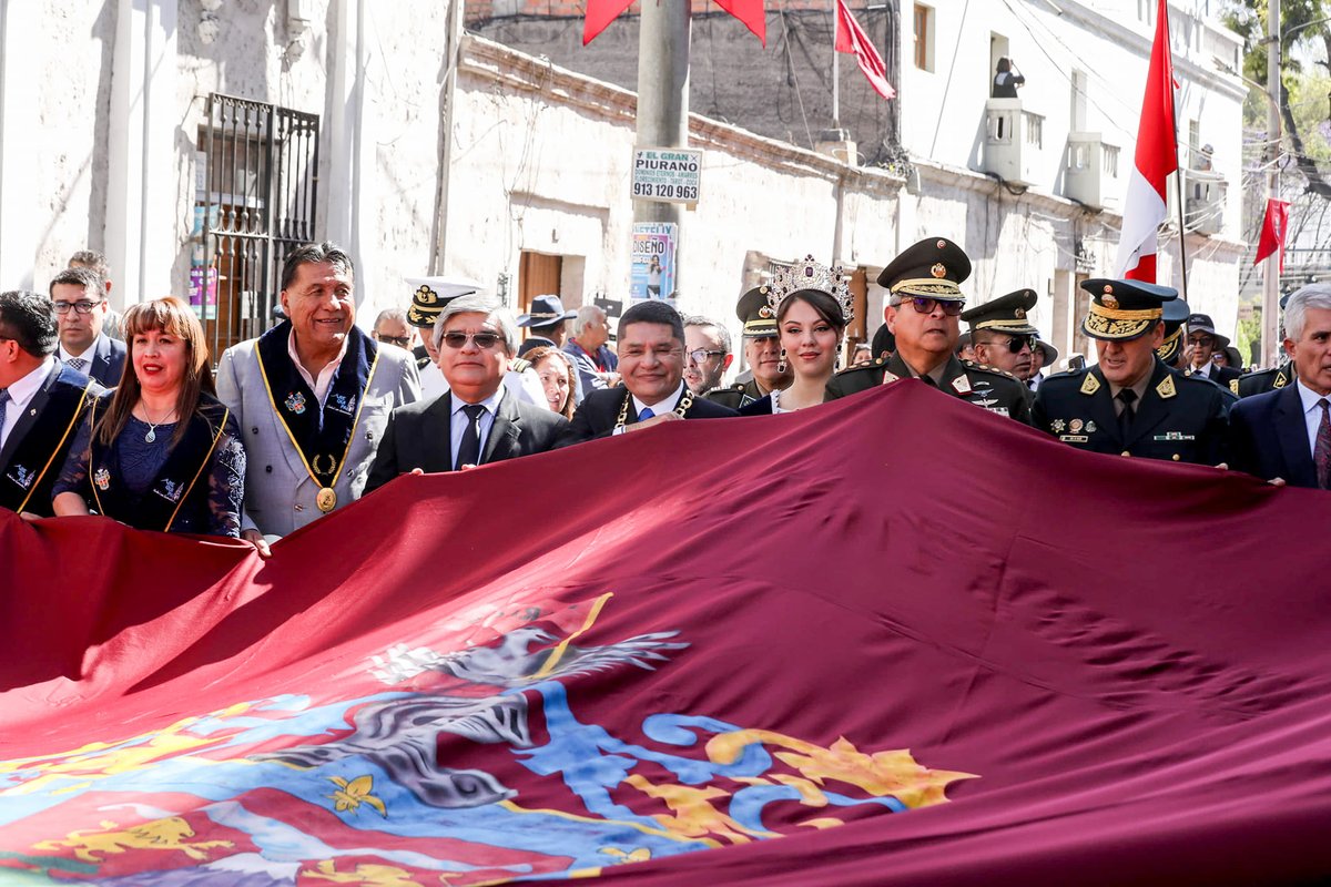 odearequipa's tweet photo. El Ministro Consejero Augusto Galarza Cuba, Director de @odearequipa del Ministerio de Relaciones Exteriores del Perú, participó en el Paseo del Estandarte en honor a los 484 años de fundación española de la cuidad de Arequipa.
#Arequipa
#484Aniversario https://t.co/a2vbIbP2hE