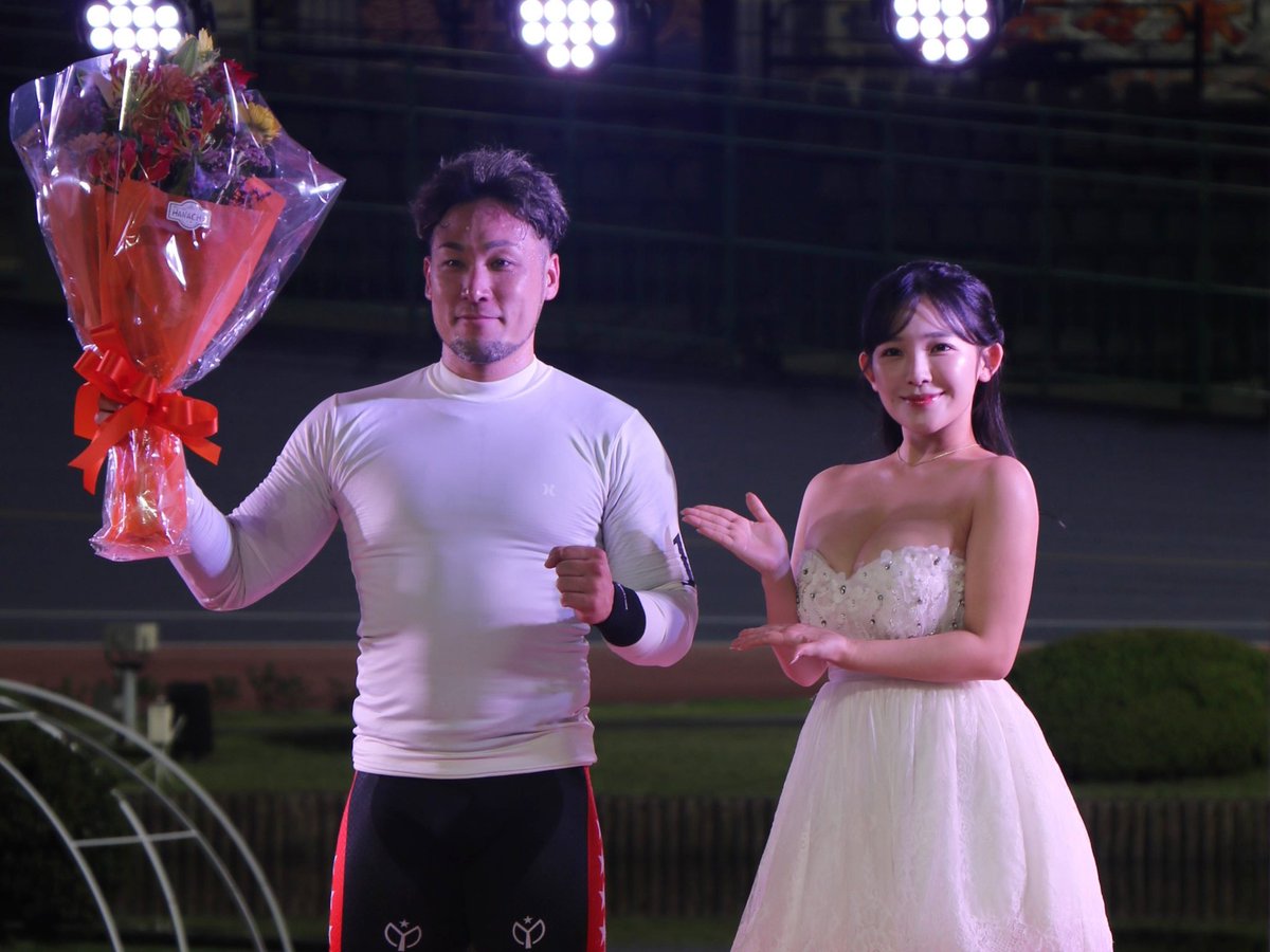 平塚ABEMA湘南バンク🚴
#オールスター競輪 G1 ２日目
#オリオン賞 郡司浩平選手🏆
優勝おめでとうございます！！

花束贈呈プレゼンターという
ワクワクする役目を与えてくださり光栄です。
白のドレスを選んで正解でした♪

YouTubeでの予想も楽しかったです👏🏻

一歩踏み入るとまるで
テーマパークみたいな平塚競輪場！
歓声の中、間近でレースを観ることができ大興奮でした。
またすぐに遊びに行きたいです！
ありがとうございました！
#平塚競輪場