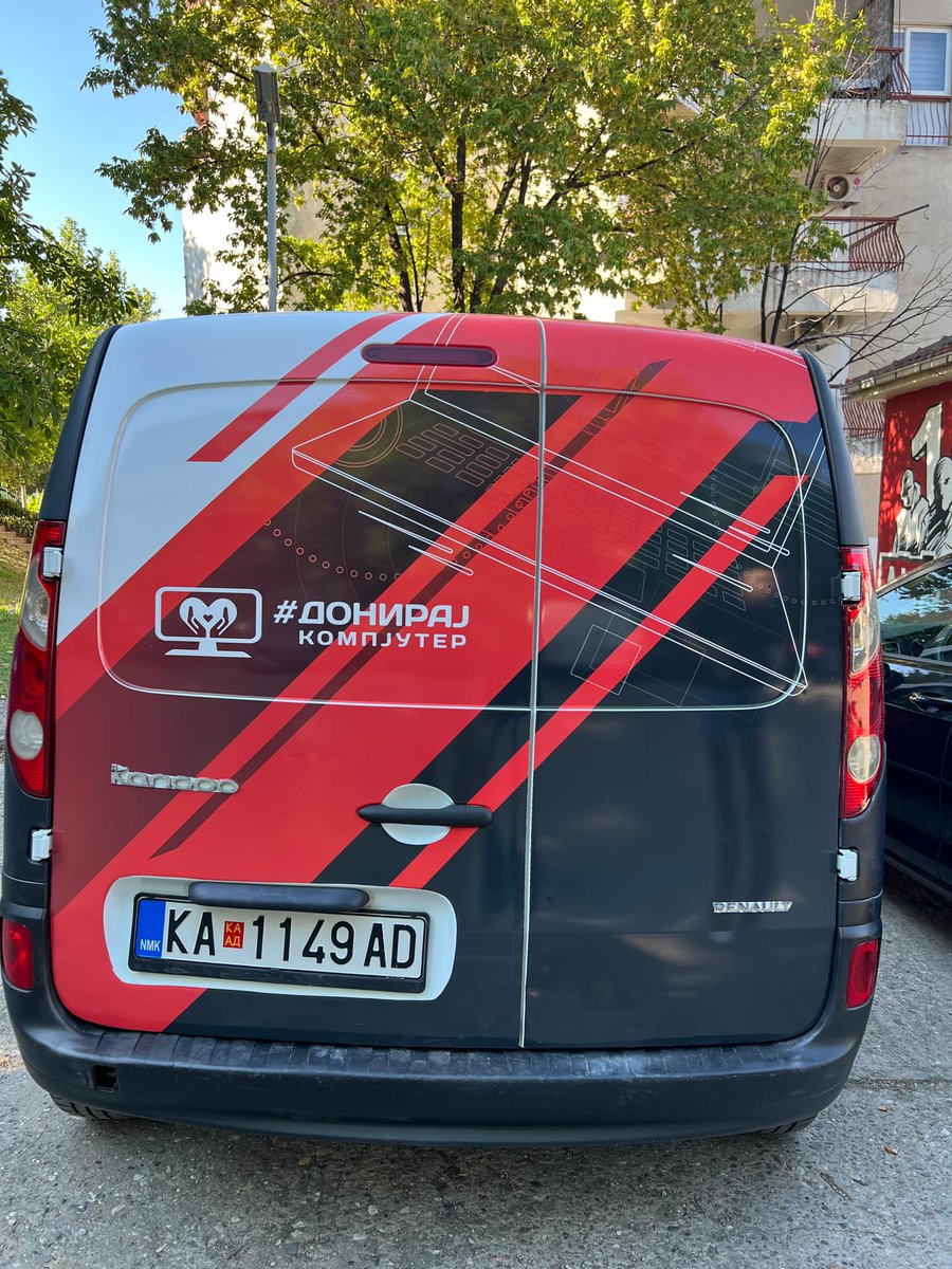 shlapatalo's tweet photo. Еве ги другови, братот Дончо и сестрата Донка лични ко близнаци. Од иницијатива шо трча и се моли за транспорт, дојдовме да имаме две превозни средства и цело ова благодарение на вас, нашите следбеници и поддржувачи на иницијативата  #ДонирајКомпјутер. Благодариме на Боров дол и Машинокоп кои ни го подарија ова транспортно возило, на Контура за дизајнот и изработката и на Дади компани кои веќе неколку години внимаваат да не останеме без гориво. На нас сеа останува да напнеме и да собереме што е можно повеќе компјутери. Да обезбедиме уреди за сите семејства во државата кои немаат средства за набавка на нов. Да опремиме уште 50, 200 па и 1000 училишта се додека државата не си ја превземе таа работа во свои раце, здравје нека е. Сакам да кажам благодарам на сите за довербата која ни ја давате ✊❤️