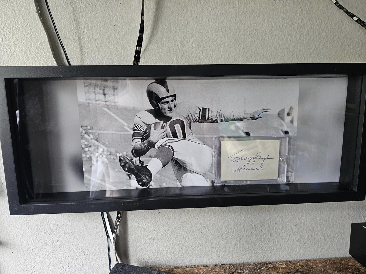 doubleayayron's tweet photo. This is a very unique piece I created as well. 

Elroy CrazyLegs Hirsch with a cut autograph implemented into the shadow box. I absolutely love how this one turned out. 

#Rams #RamsHouse #ElroyCrazyLegsHirsch #CrazyLegs #Crazylegshirsch #LosAngeles #LARams #Throwback https://t.co/JohGbAbWZv