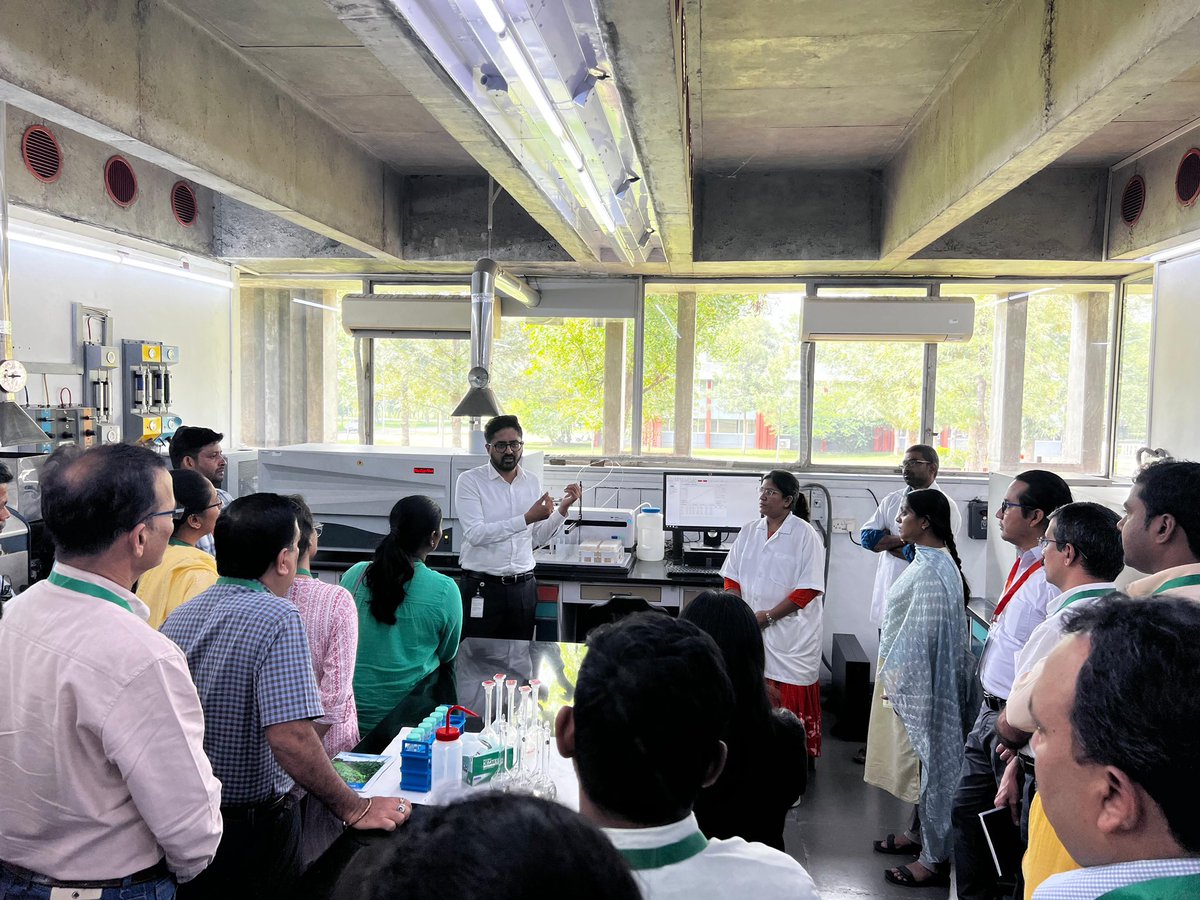 PushpajeetC's tweet image. Visit of NARS and CG participants attending the HarvestPlus and Breeding Resources Initiative (biofortification traits) workshop visited Soil and Crop quality Lab to understand the advanced analytical technologies #ICRISAT @Govinda35007003