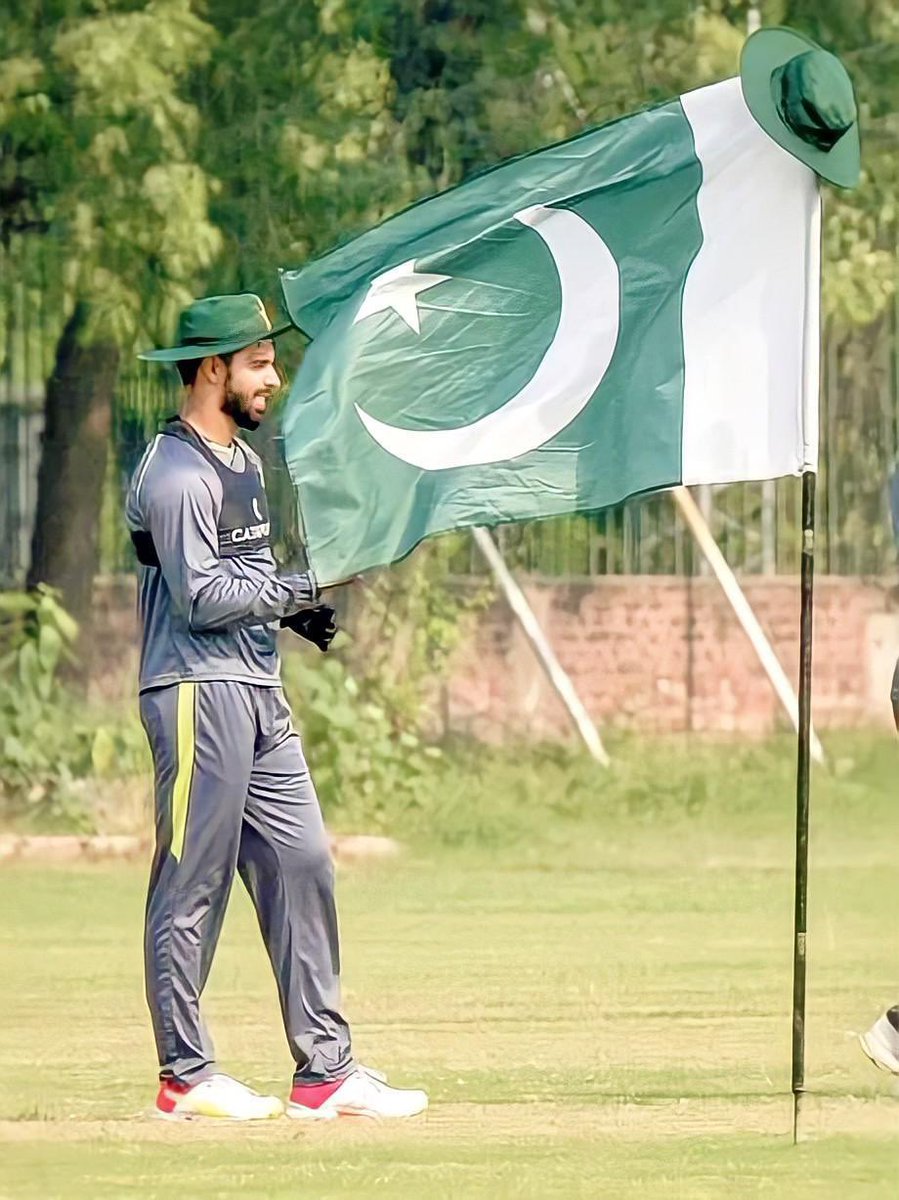 76Shadabkhan's tweet photo. Dil Dil Pakistan, Jaan Jaan Pakistan. Happy independence day everyone. Remember to treat each other with kindness, we are all independent, we are all equal. #PakistanZindabad https://t.co/aD2UXuUjjr